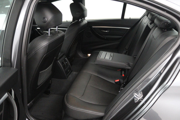 BMW 3 Serie 318i Luxury Edition (NAVIGATIE, STOELVERWARMING, TREKHAAK AFNEEMBAAR, CAMERA, SPORTSTOELEN)