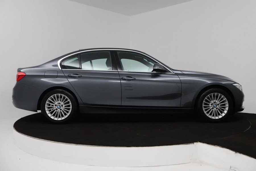 BMW 3 Serie 318i Luxury Edition (NAVIGATIE, STOELVERWARMING, TREKHAAK AFNEEMBAAR, CAMERA, SPORTSTOELEN)
