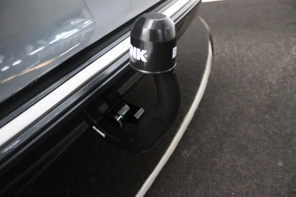 BMW 3 Serie 318i Luxury Edition (NAVIGATIE, STOELVERWARMING, TREKHAAK AFNEEMBAAR, CAMERA, SPORTSTOELEN)