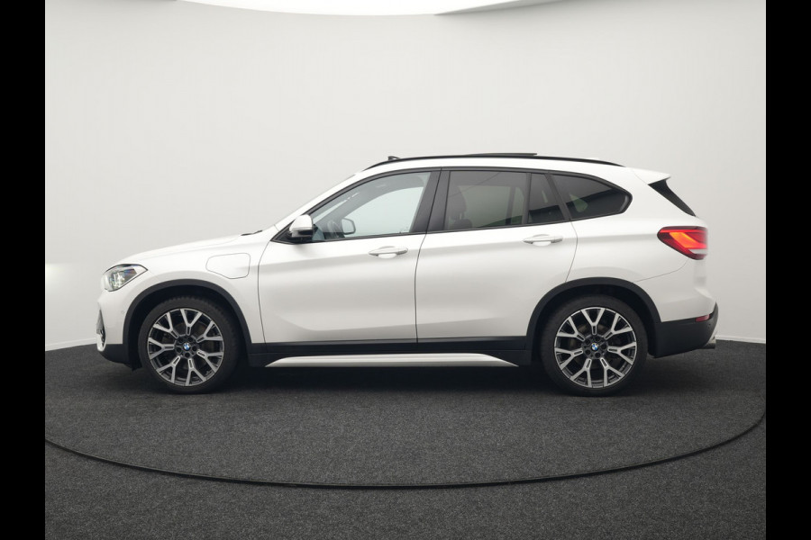 BMW X1 xDrive25e High Executive Plug In Hybrid 220pk Dealer O.H PHEV | Panodak | Adaptive Cruise | Lederen Sportstoelen Memory | Apple Carplay | Camera | 19"L.M | Head Up | Harman Kardon |