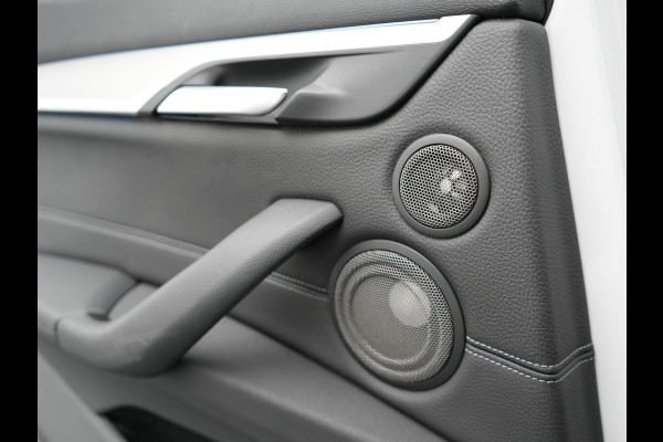 BMW X1 xDrive25e High Executive Plug In Hybrid 220pk Dealer O.H PHEV | Panodak | Adaptive Cruise | Lederen Sportstoelen Memory | Apple Carplay | Camera | 19"L.M | Head Up | Harman Kardon |