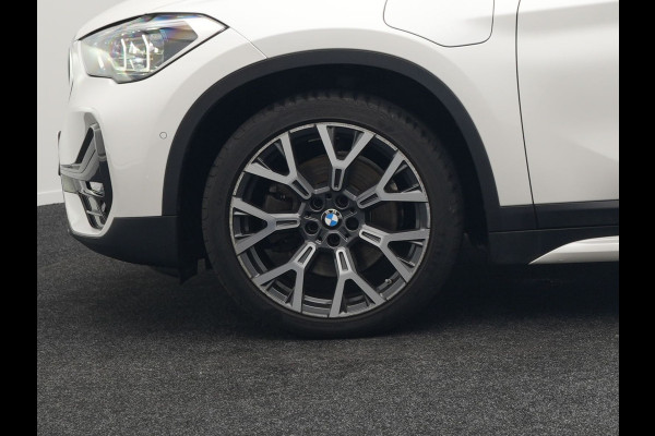 BMW X1 xDrive25e High Executive Plug In Hybrid 220pk Dealer O.H PHEV | Panodak | Adaptive Cruise | Lederen Sportstoelen Memory | Apple Carplay | Camera | 19"L.M | Head Up | Harman Kardon |