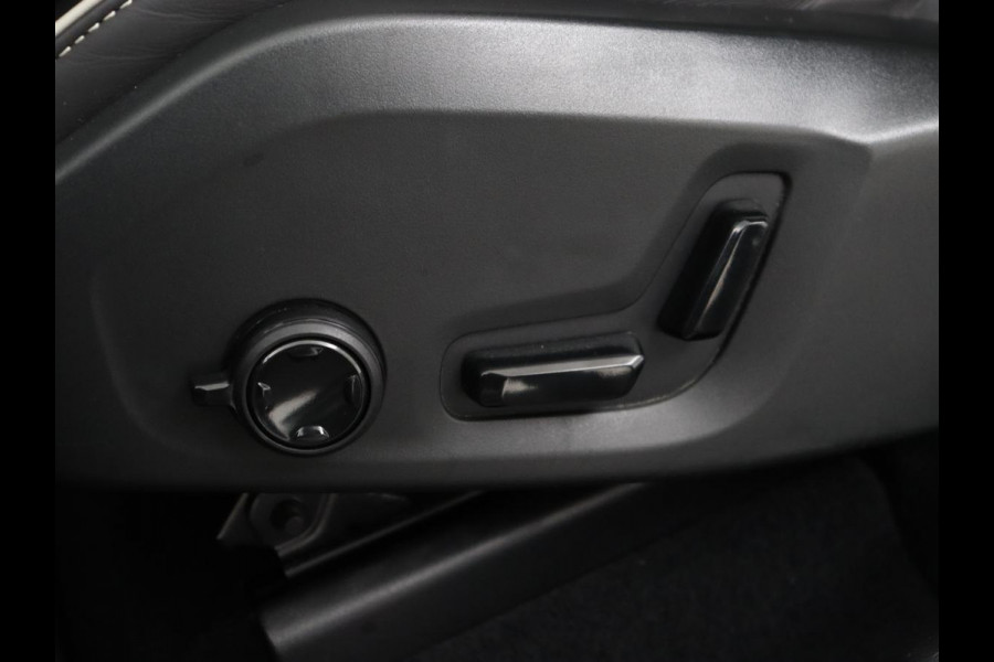 Volvo XC60 2.0 Recharge T6 AWD R-Design | Panoramadak | Stoel & stuurverwarming | Adaptive cruise | Camera | BLIS | Carplay | Half leder | Navigatie | 21'' lichtmetalen velgen | PHEV | Plug In