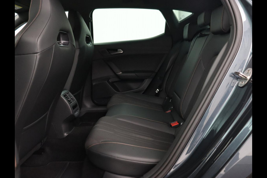 CUPRA Leon 1.4 e-Hybrid VZ | 245pk | Stoel & stuurverwarming | Carplay | Camera | Adaptive cruise | Keyless | Park Assist | Sfeerverlichting | Full LED | Navigatie | Sportstoelen | PHEV | Plug In
