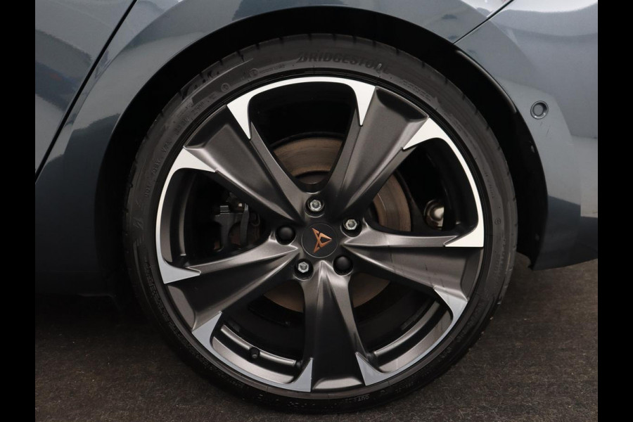 CUPRA Leon 1.4 e-Hybrid VZ | 245pk | Stoel & stuurverwarming | Carplay | Camera | Adaptive cruise | Keyless | Park Assist | Sfeerverlichting | Full LED | Navigatie | Sportstoelen | PHEV | Plug In
