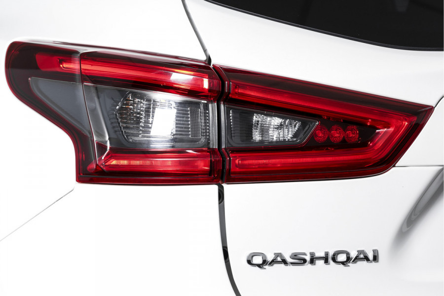 Nissan QASHQAI 1.3 DIG-T N-Connecta 160 PK - Automaat | Pano | Trekhaak | Cruise | Stoelverw. | PDC | 360 Camera | NAV + App. Connect | ECC | DAB |LM 18" |