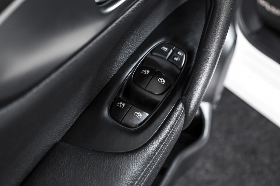 Nissan QASHQAI 1.3 DIG-T N-Connecta 160 PK - Automaat | Pano | Trekhaak | Cruise | Stoelverw. | PDC | 360 Camera | NAV + App. Connect | ECC | DAB |LM 18" |