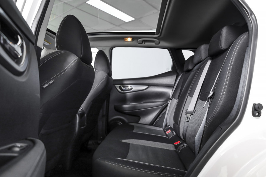 Nissan QASHQAI 1.3 DIG-T N-Connecta 160 PK - Automaat | Pano | Trekhaak | Cruise | Stoelverw. | PDC | 360 Camera | NAV + App. Connect | ECC | DAB |LM 18" |