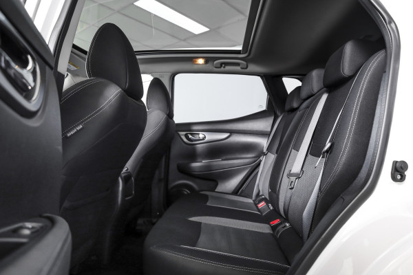 Nissan QASHQAI 1.3 DIG-T N-Connecta 160 PK - Automaat | Pano | Trekhaak | Cruise | Stoelverw. | PDC | 360 Camera | NAV + App. Connect | ECC | DAB |LM 18" |