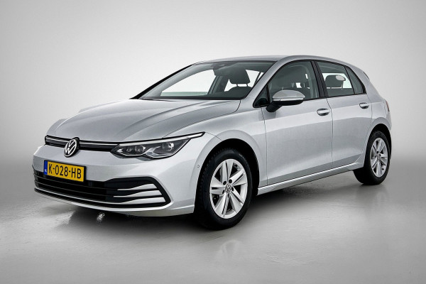 Volkswagen Golf 1.0 eTSI Life Business Automaat (SFEERVERLICHTING, LED, CARPLAY, MASSAGE STOEL, LED, CAMERA, 1e EIGENAAR)