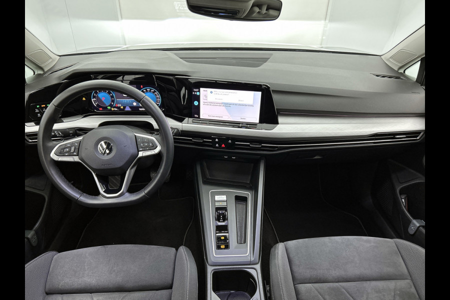 Volkswagen Golf 1.0 eTSI Life Business Automaat (SFEERVERLICHTING, LED, CARPLAY, MASSAGE STOEL, LED, CAMERA, 1e EIGENAAR)