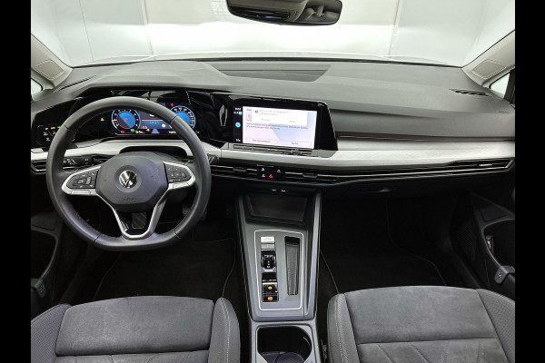 Volkswagen Golf 1.0 eTSI Life Business Automaat (SFEERVERLICHTING, LED, CARPLAY, MASSAGE STOEL, LED, CAMERA, 1e EIGENAAR)