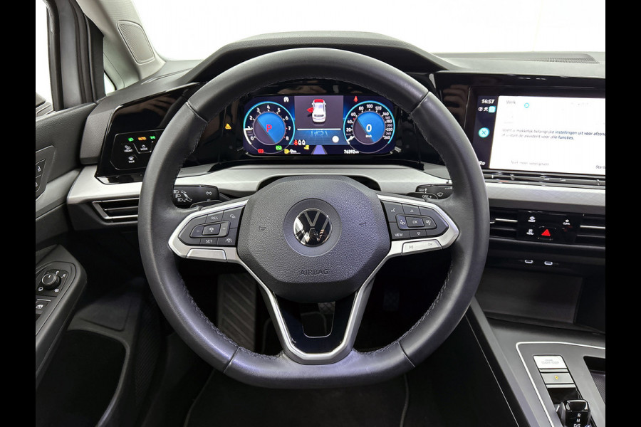 Volkswagen Golf 1.0 eTSI Life Business Automaat (SFEERVERLICHTING, LED, CARPLAY, MASSAGE STOEL, LED, CAMERA, 1e EIGENAAR)