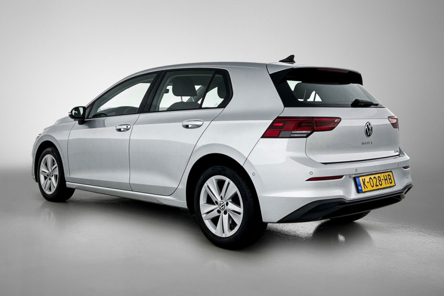 Volkswagen Golf 1.0 eTSI Life Business Automaat (SFEERVERLICHTING, LED, CARPLAY, MASSAGE STOEL, LED, CAMERA, 1e EIGENAAR)