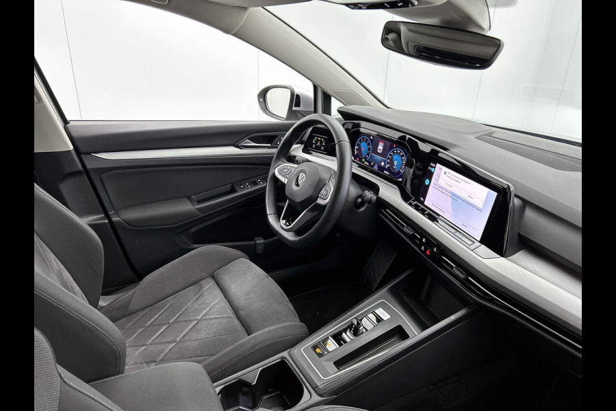 Volkswagen Golf 1.0 eTSI Life Business Automaat (SFEERVERLICHTING, LED, CARPLAY, MASSAGE STOEL, LED, CAMERA, 1e EIGENAAR)