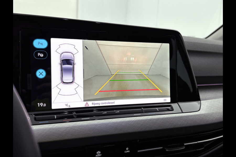 Volkswagen Golf 1.0 eTSI Life Business Automaat (SFEERVERLICHTING, LED, CARPLAY, MASSAGE STOEL, LED, CAMERA, 1e EIGENAAR)