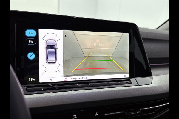 Volkswagen Golf 1.0 eTSI Life Business Automaat (SFEERVERLICHTING, LED, CARPLAY, MASSAGE STOEL, LED, CAMERA, 1e EIGENAAR)
