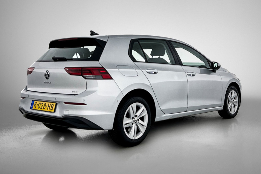 Volkswagen Golf 1.0 eTSI Life Business Automaat (SFEERVERLICHTING, LED, CARPLAY, MASSAGE STOEL, LED, CAMERA, 1e EIGENAAR)