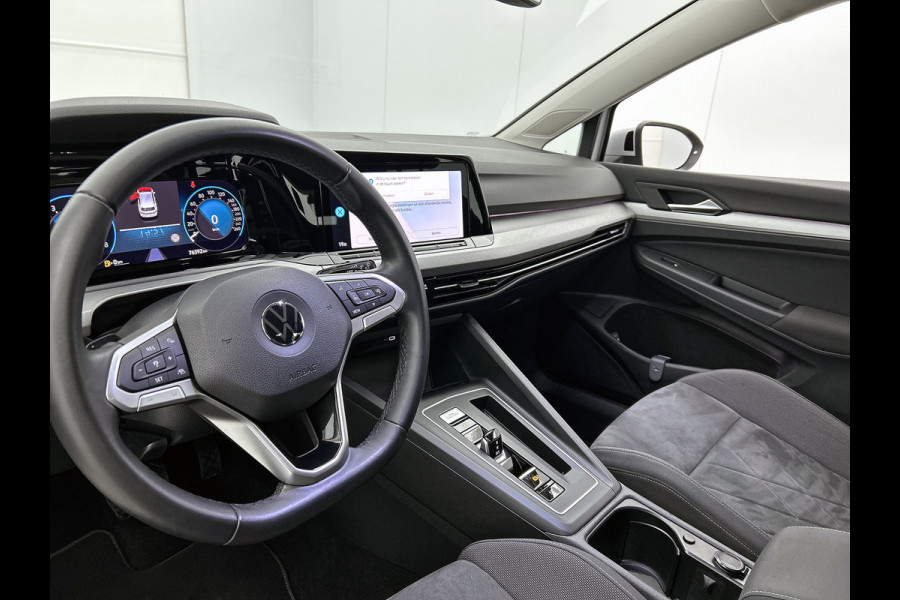 Volkswagen Golf 1.0 eTSI Life Business Automaat (SFEERVERLICHTING, LED, CARPLAY, MASSAGE STOEL, LED, CAMERA, 1e EIGENAAR)