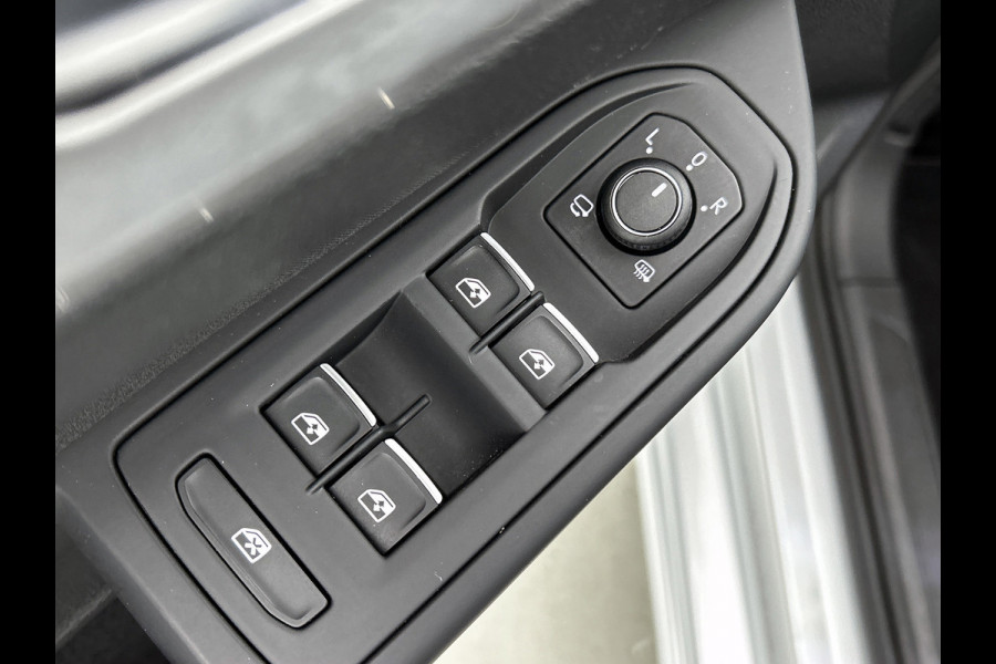 Volkswagen Golf 1.0 eTSI Life Business Automaat (SFEERVERLICHTING, LED, CARPLAY, MASSAGE STOEL, LED, CAMERA, 1e EIGENAAR)
