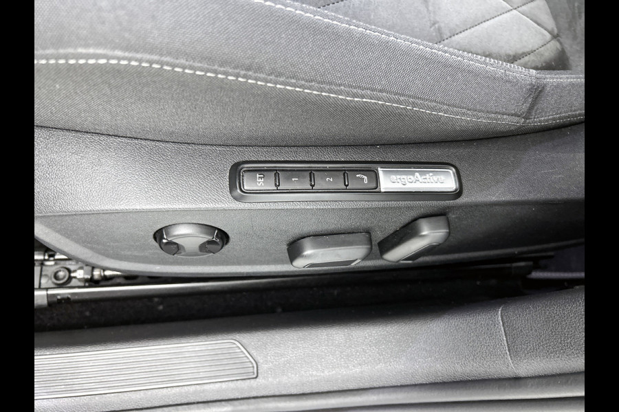 Volkswagen Golf 1.0 eTSI Life Business Automaat (SFEERVERLICHTING, LED, CARPLAY, MASSAGE STOEL, LED, CAMERA, 1e EIGENAAR)