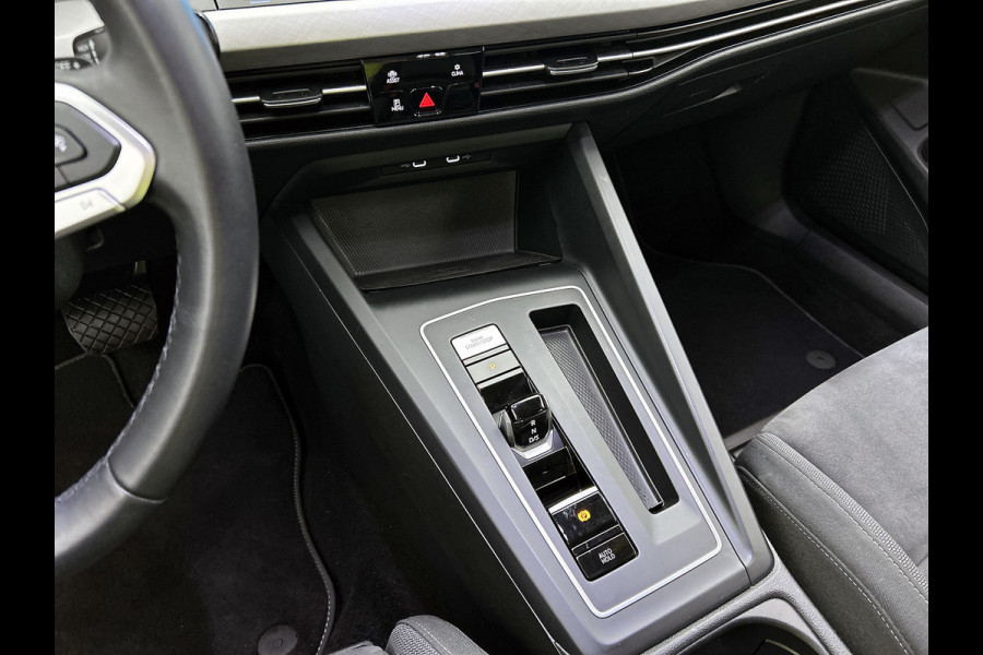 Volkswagen Golf 1.0 eTSI Life Business Automaat (SFEERVERLICHTING, LED, CARPLAY, MASSAGE STOEL, LED, CAMERA, 1e EIGENAAR)