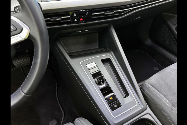 Volkswagen Golf 1.0 eTSI Life Business Automaat (SFEERVERLICHTING, LED, CARPLAY, MASSAGE STOEL, LED, CAMERA, 1e EIGENAAR)