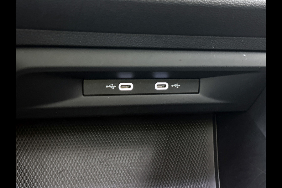 Volkswagen Golf 1.0 eTSI Life Business Automaat (SFEERVERLICHTING, LED, CARPLAY, MASSAGE STOEL, LED, CAMERA, 1e EIGENAAR)