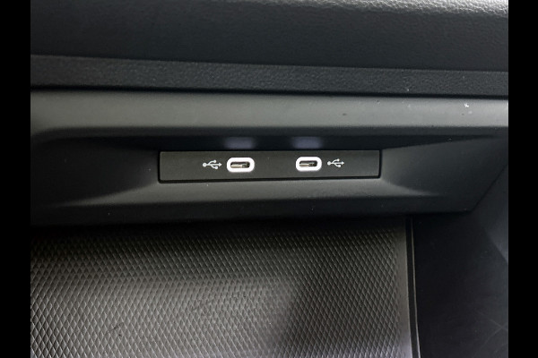 Volkswagen Golf 1.0 eTSI Life Business Automaat (SFEERVERLICHTING, LED, CARPLAY, MASSAGE STOEL, LED, CAMERA, 1e EIGENAAR)