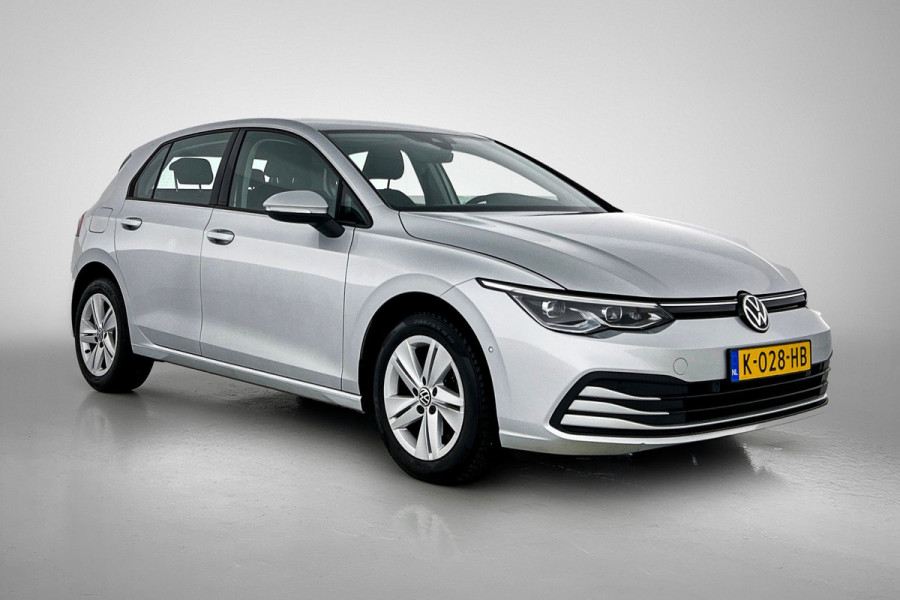 Volkswagen Golf 1.0 eTSI Life Business Automaat (SFEERVERLICHTING, LED, CARPLAY, MASSAGE STOEL, LED, CAMERA, 1e EIGENAAR)