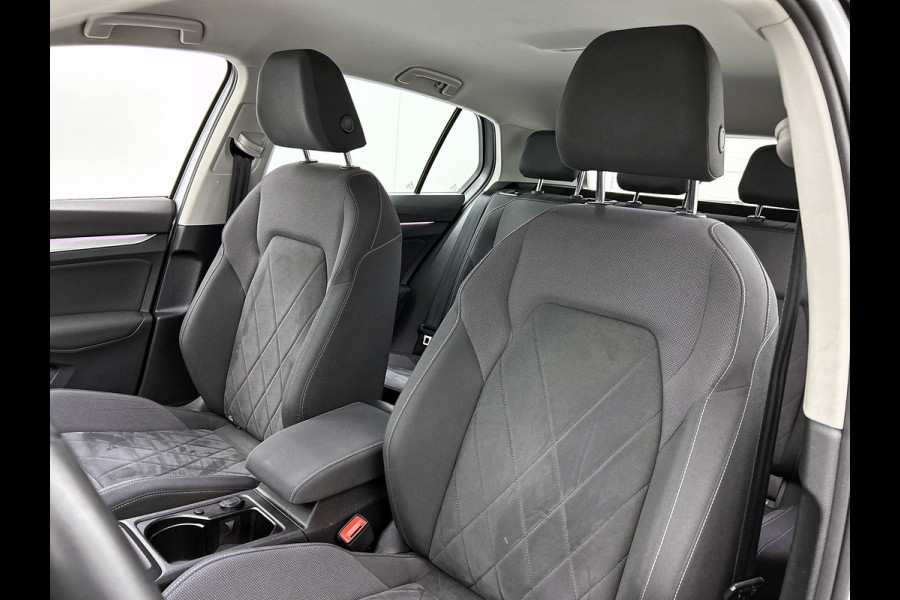 Volkswagen Golf 1.0 eTSI Life Business Automaat (SFEERVERLICHTING, LED, CARPLAY, MASSAGE STOEL, LED, CAMERA, 1e EIGENAAR)