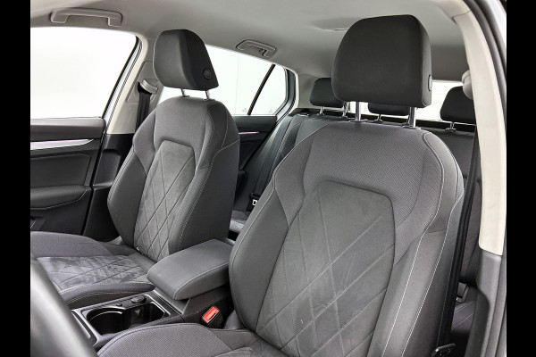 Volkswagen Golf 1.0 eTSI Life Business Automaat (SFEERVERLICHTING, LED, CARPLAY, MASSAGE STOEL, LED, CAMERA, 1e EIGENAAR)