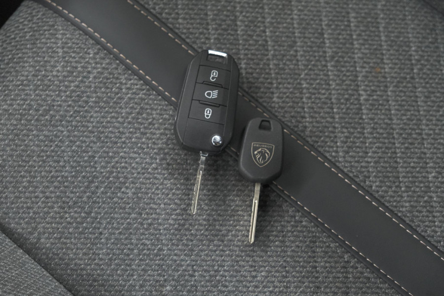 Peugeot 2008 Hybrid 136 e-DCS6 Allure | 360 Camera | Adaptieve Cruise Control | Dodehoekdetectie | Navigatie