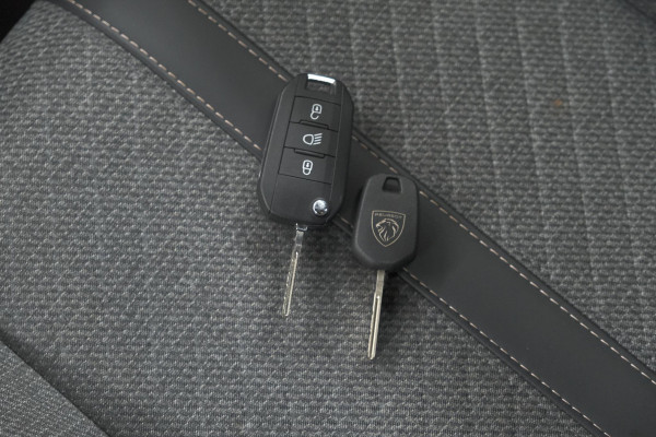Peugeot 2008 Hybrid 136 e-DCS6 Allure | 360 Camera | Adaptieve Cruise Control | Dodehoekdetectie | Navigatie