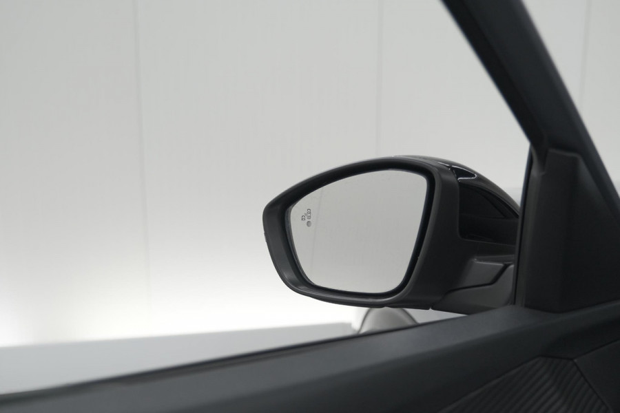Peugeot 2008 Hybrid 136 e-DCS6 Allure | 360 Camera | Adaptieve Cruise Control | Dodehoekdetectie | Navigatie