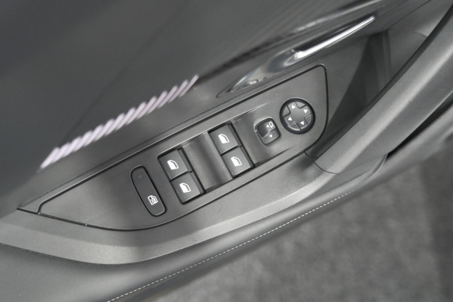 Peugeot 2008 Hybrid 136 e-DCS6 Allure | 360 Camera | Adaptieve Cruise Control | Dodehoekdetectie | Navigatie