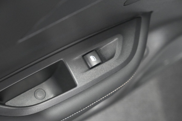 Peugeot 2008 Hybrid 136 e-DCS6 Allure | 360 Camera | Adaptieve Cruise Control | Dodehoekdetectie | Navigatie