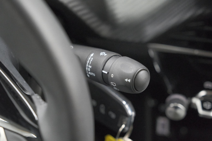 Peugeot 2008 Hybrid 136 e-DCS6 Allure | 360 Camera | Adaptieve Cruise Control | Dodehoekdetectie | Navigatie
