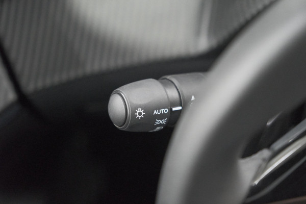 Peugeot 2008 Hybrid 136 e-DCS6 Allure | 360 Camera | Adaptieve Cruise Control | Dodehoekdetectie | Navigatie