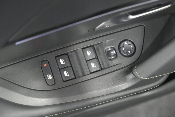 Peugeot 2008 PureTech 130 EAT8 GT | 360 Camera | Adaptieve Cruise Control | Dodehoekdetectie | Navigatie