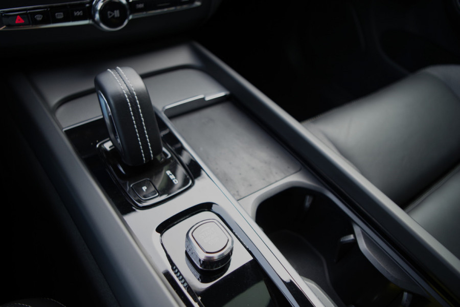 Volvo XC60 2.0 T6 350 PK Plug-in hybrid AWD Plus Dark, Trekhaak, Panoramadak, Adap. Cruise Control