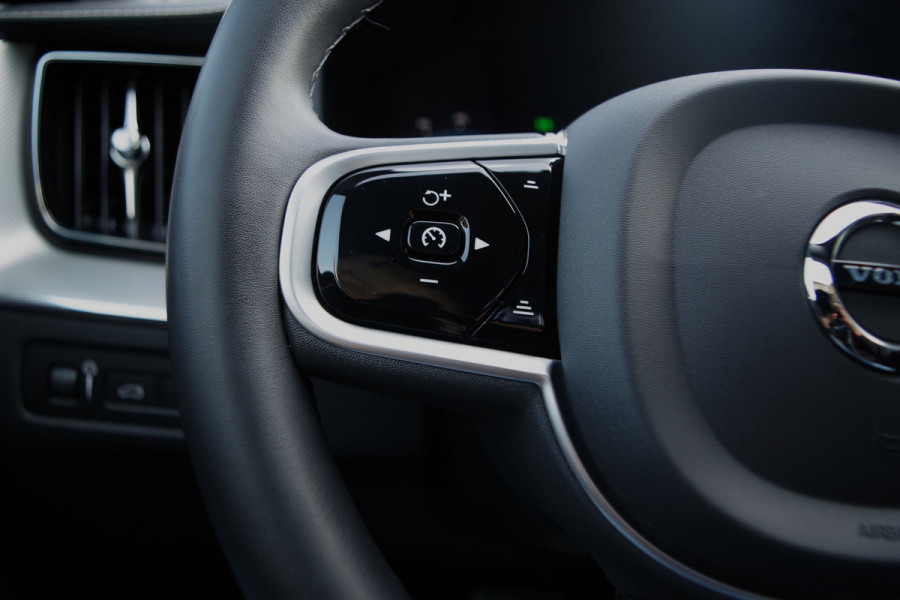 Volvo XC60 2.0 T6 350 PK Plug-in hybrid AWD Plus Dark, Trekhaak, Panoramadak, Adap. Cruise Control
