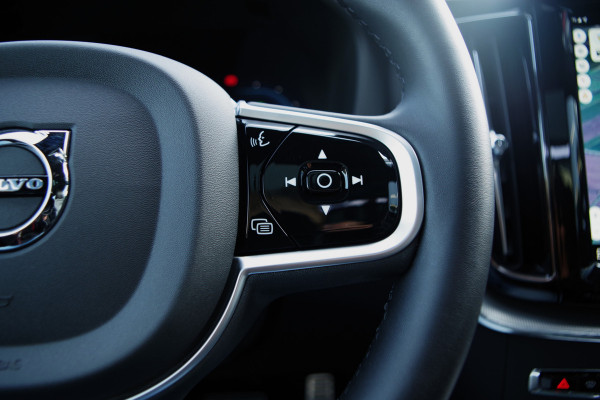 Volvo XC60 2.0 T6 350 PK Plug-in hybrid AWD Plus Dark, Trekhaak, Panoramadak, Adap. Cruise Control