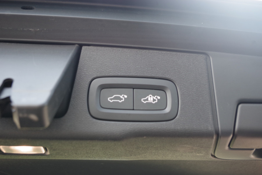 Volvo XC60 2.0 T6 350 PK Plug-in hybrid AWD Plus Dark, Trekhaak, Panoramadak, Adap. Cruise Control