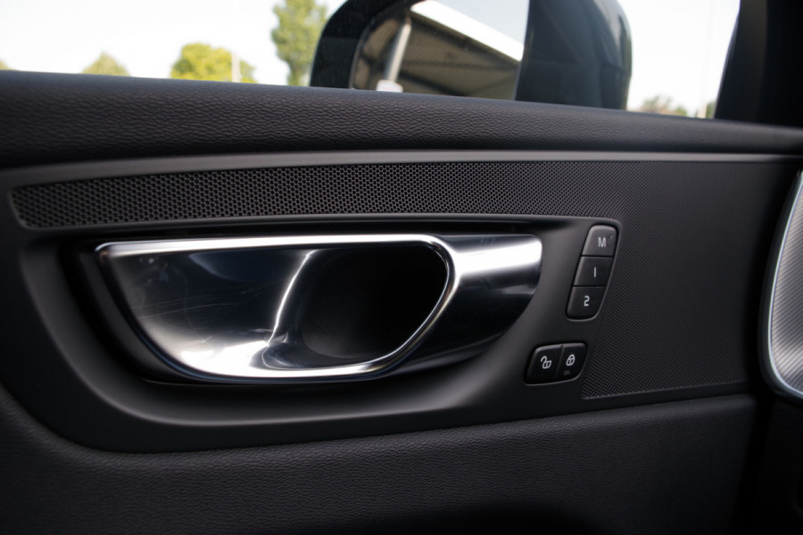 Volvo XC60 2.0 T6 350 PK Plug-in hybrid AWD Plus Dark, Trekhaak, Panoramadak, Adap. Cruise Control
