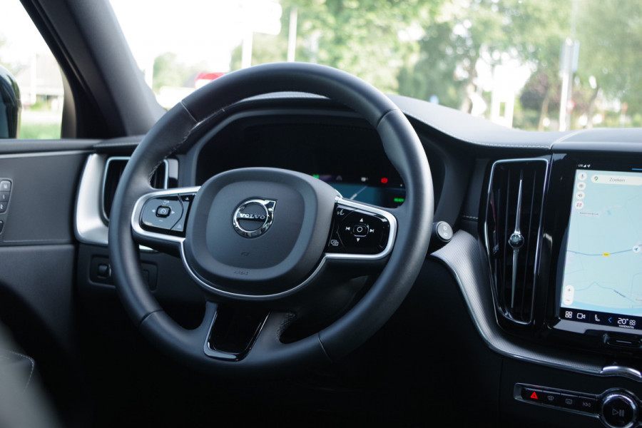 Volvo XC60 2.0 T6 350 PK Plug-in hybrid AWD Plus Dark, Trekhaak, Panoramadak, Adap. Cruise Control