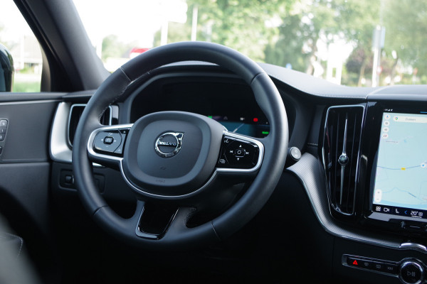 Volvo XC60 2.0 T6 350 PK Plug-in hybrid AWD Plus Dark, Trekhaak, Panoramadak, Adap. Cruise Control