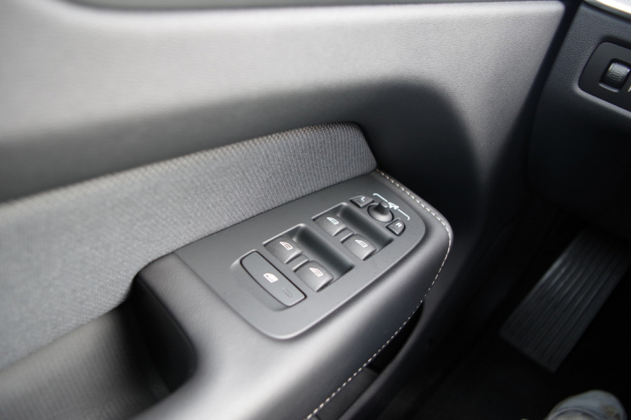 Volvo XC60 2.0 T6 350 PK Plug-in hybrid AWD Plus Dark, Trekhaak, Panoramadak, Adap. Cruise Control