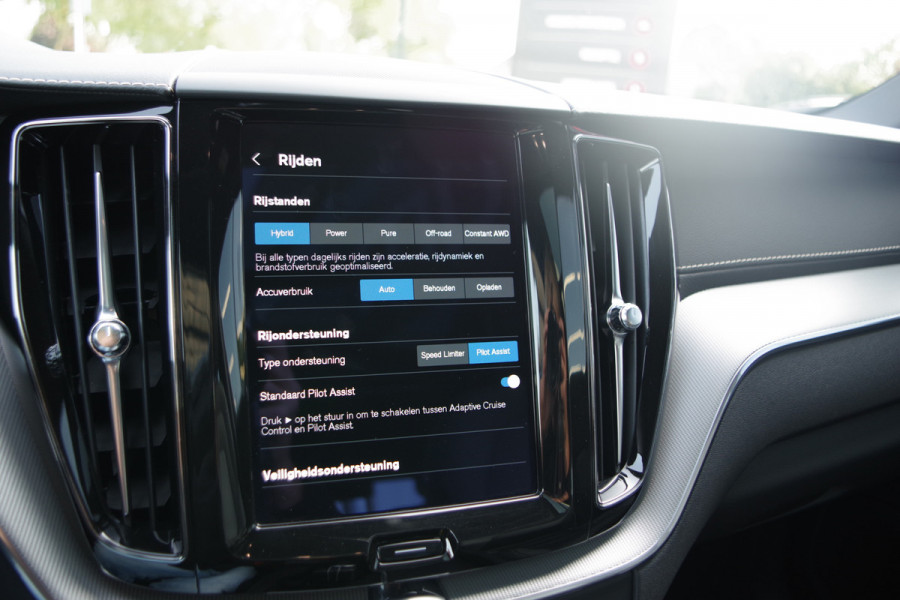 Volvo XC60 2.0 T6 350 PK Plug-in hybrid AWD Plus Dark, Trekhaak, Panoramadak, Adap. Cruise Control