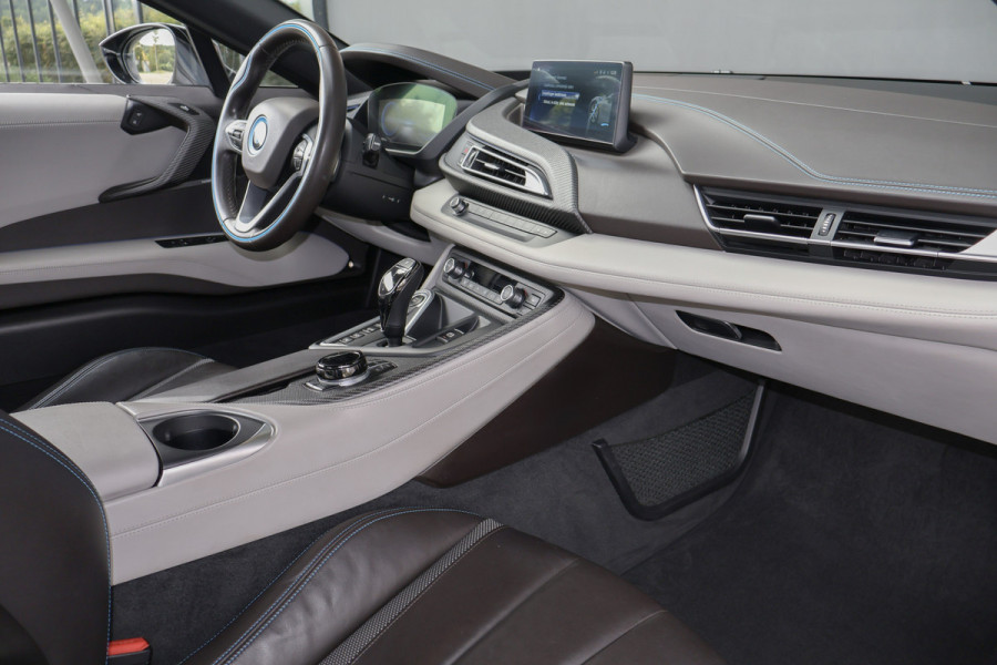 BMW i8 | PROGRESSIVE PACKAGE HARMAN KARDON, HEAD-UP, COMFORT ACCESS | 20" | APPLE CARPLAY | DRY CARBON INTERIOR PACK | I-INTERIOR HALO
